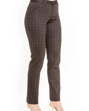 Pantalón en color negro con un elegante estampado de cuadros de Waltron