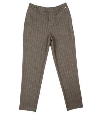 Pantalón en tono oscuro con diseño de MCM